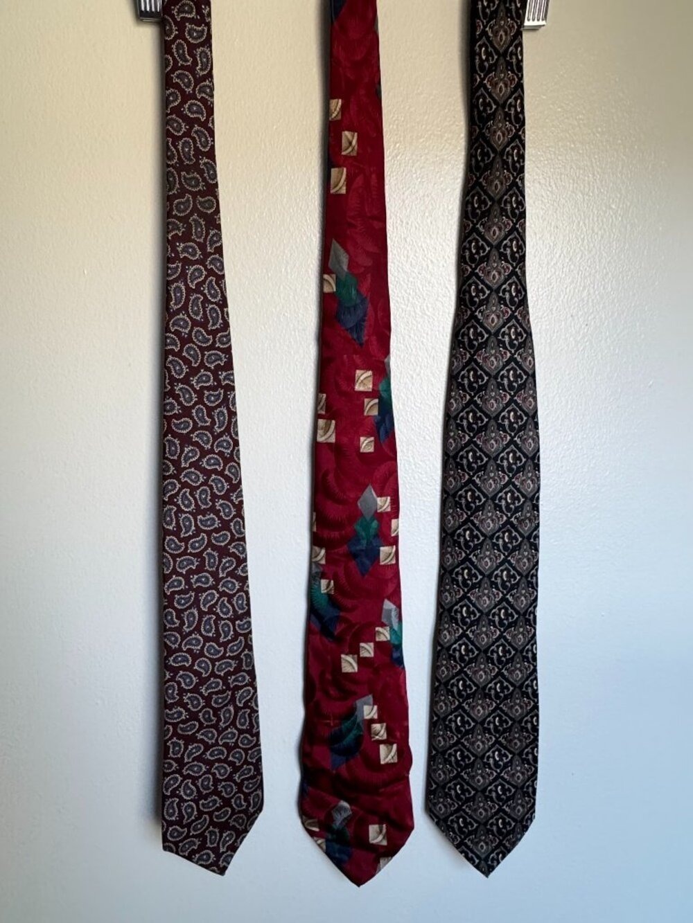 Vintage Men’s Tie Lot 3 Paisley Neckties Van Heusen 417 Cezani IZOD Red Burgundy